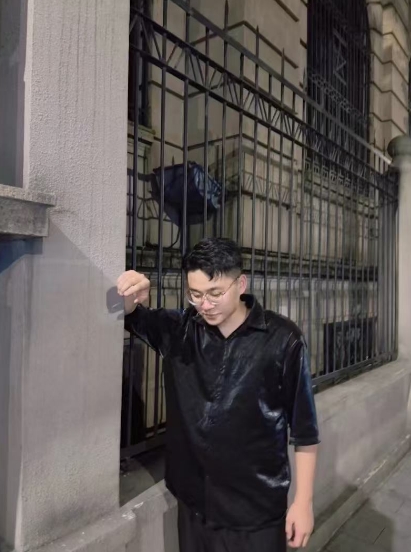 ֣